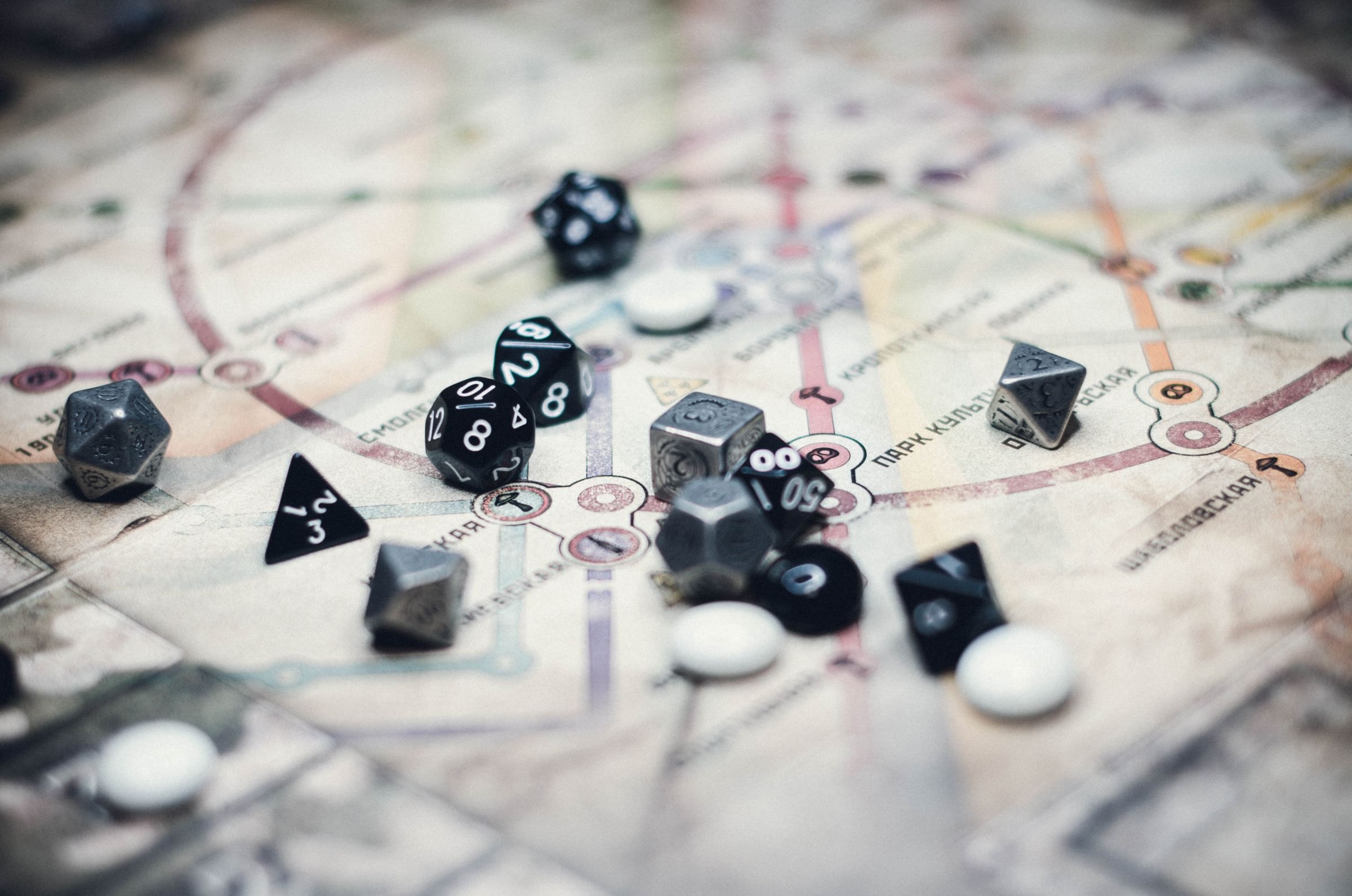 Mehrere Spielwürfel liegen auf einer gezeichneten Fantasy-Landkarte